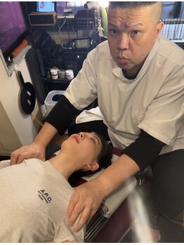 渋谷宇田川町カイロプラクティックの写真/とにかく首・肩こりがつらい方必見！歪みを整えて驚きの軽さへ！本気で効く“痛い整体”で30分集中ケア！
