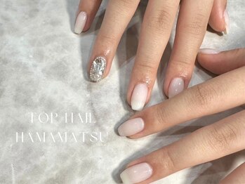 トップネイル ハママツ(TOP NAIL HAMAMATHU)の写真/《シンプル定額￥6500》オフィスやデートに最適。肌馴染みの良いカラーと繊細アートで魅せる手元