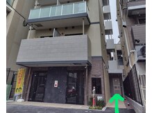 サロン ウィステリア(Salon Wisteria)の雰囲気（入口は右の通路からどうぞ！ホテルも入っているマンションです。）