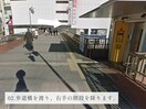 02.歩道橋を渡り右の階段を下る