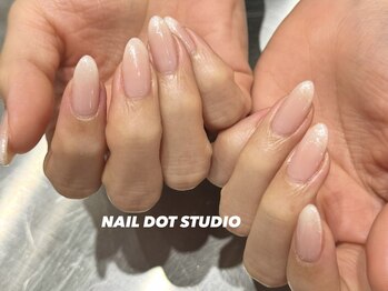 ネイルドットスタジオ 堺筋本町(NAIL DOT STUDIO)/ホワイトグラデ×ラメ
