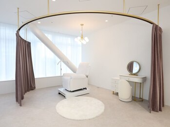 サロン ド リリー(salon de Lily)の写真/《なんば駅直結》お忙しい方にオススメ同時施術♪こだわりの空間でワンランク上の施術を提供します◎