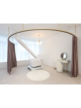 ネイル・アイメニューの同時施術が可能