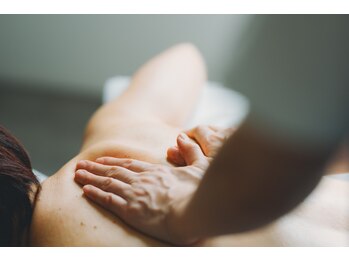 トリコテ ル ブラン(tricoter le blanc)の写真/「強く」ではなく「深く」。首肩、背中の疲れに奥まで届く、やさしく力強い解放感。全身ボディ＋ヘッド