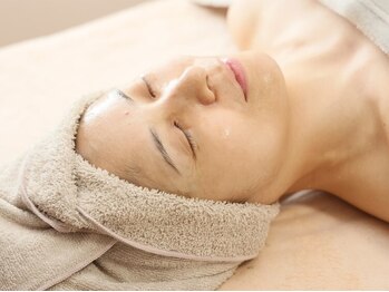 メロー(MELLOW)の写真/【REVIハーブピーリング】古い角質をやさしくオフ!潤いとハリを取り戻す☆透明感あふれる美しい白い肌に♪