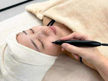 ラ ブリエ(La Briller)の写真/【やればやるほど若々しい見た目!!】痛みの少ない最新シミケアマシン◎繰り返し行うことで美肌へ導きます♪