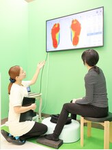 ビオプラス そごう大宮店(bioplus)/3D足型測定器で計測