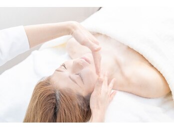 リオ(RIO)の写真/【芸能人御用達セルキュア美顔器/筋膜を緩める手技】で表情筋を刺激し小顔へ《30代から50代》に人気な施術
