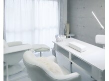 ネイルアトリエ スミレ(nail atelier Sumire)の雰囲気（【内観】白を基調とした、ゆっくりくつろげる個室サロンです☆）