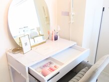 蒸ヨモギ(蒸yomogi)の雰囲気(スキンケア用品、Wi-Fiや机も完備。余った時間で作業も。)