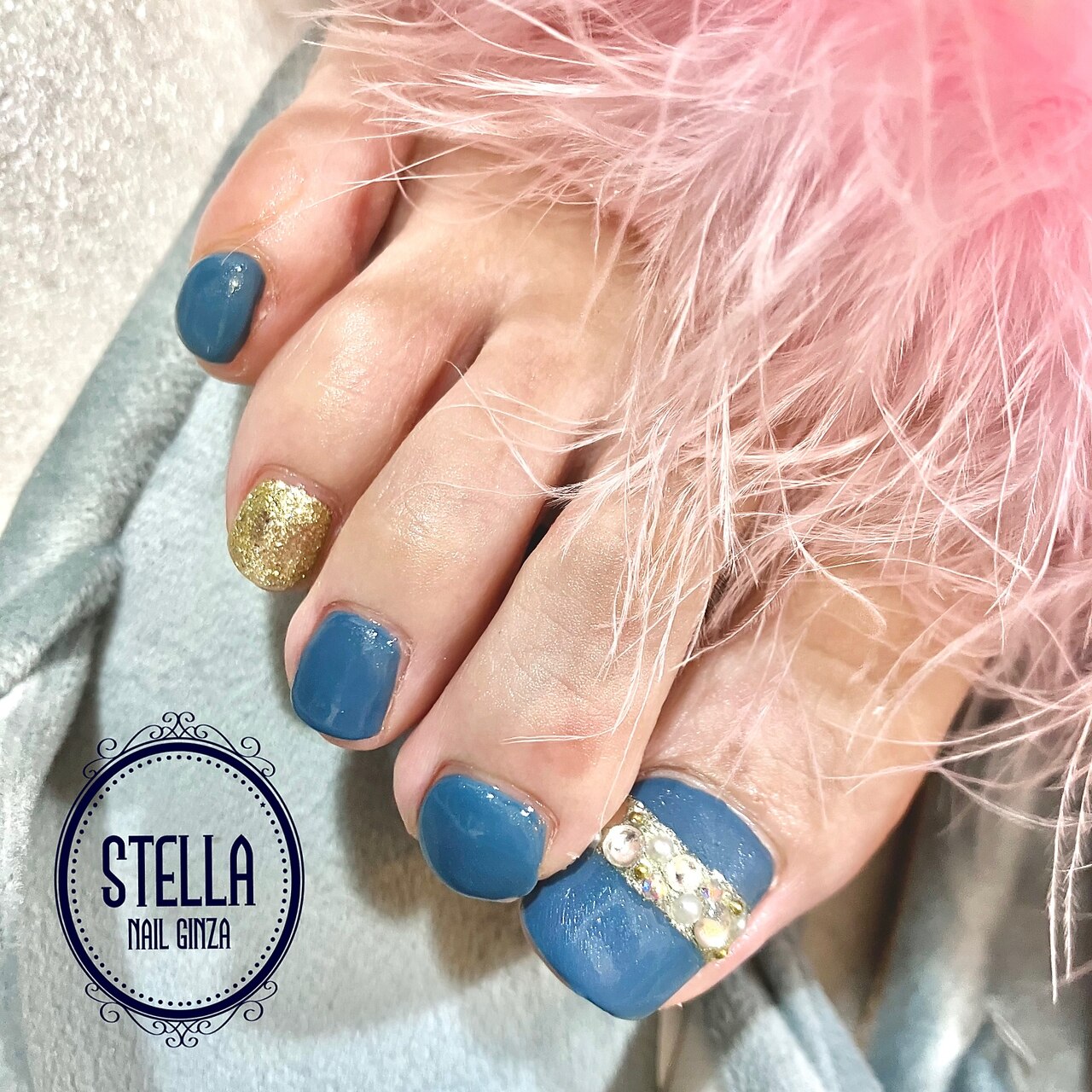 2025年秋トレンド】ターコイズ ストーン フットのネイルデザイン