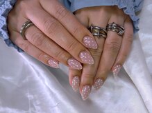 大人可愛いドットネイル