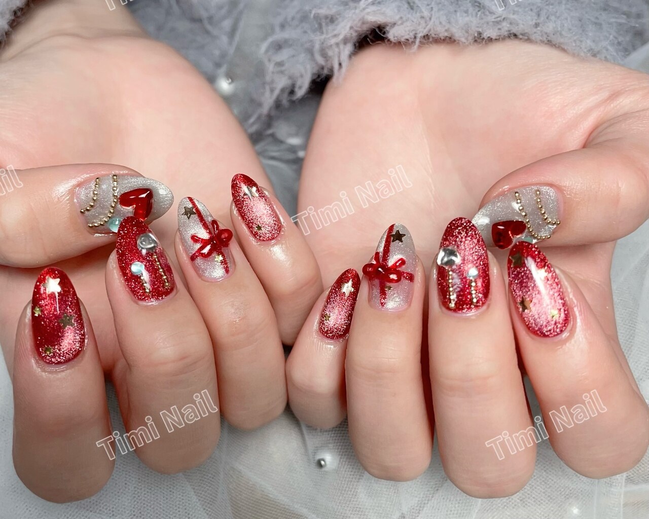 2025年-2026年冬トレンド】リボン クリスマスのネイルデザイン集｜人気