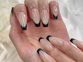 ブラソンネイル(Blossom nail)/洗練されたブラックフレンチ