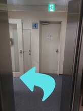 エレベーターを降りて『左』に曲がります