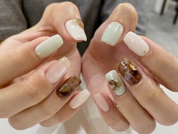 ネイルサロン ティフィン(tiffin)の写真/《オフ＆ケア込》派手なデザインができない方にピッタリ＊シンプルでも様々なシーンで映える指先へ♪