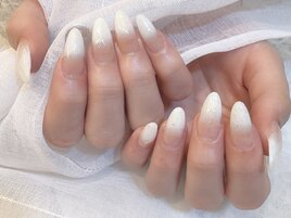 シンプル白グラデーションネイル