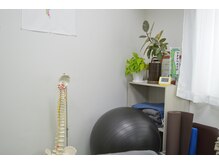 ワタナベカイロプラクティック/脊柱模型を使って説明