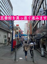 ホワイトニングルーム 横浜店(Whitening Room)/横浜五番街を通って直進します