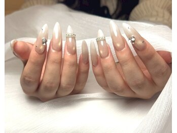 マグネット×白グラ上品ネイル