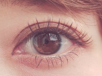 サラ ソージュ ネイル(SARA SO JU NAIL)の写真/【経験豊富&高技術な実力派スタッフ在籍◎】生え方を見極め一本の自まつ毛に一本装着★モチの良さ◎