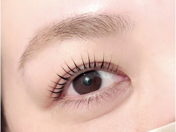 ララ バイ ワンストーリークラフトマンハウス(lulla by O_SCH)の写真/【敏感肌の方にも◎】天然由来成分にこだわった自まつ毛を活かした上品な立ち上がり♪