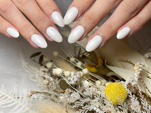 サロンドフォーエイチ(salon de 4H)/ホワイトネイルでお洒落に変身！