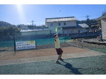 サンライトまほろばの雰囲気（テニスもできちゃう広い駐車場完備。テニス経験者お相手願う！）