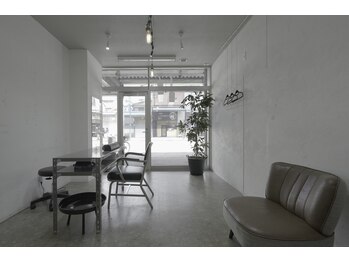 5005ネイルサロン(5005 nail saloon)の写真/シンプルアートに個性をプラス!モードな指先へ導く、手描きアートが自慢のサロン☆