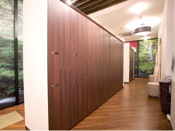 アグニ ボディケア/脱衣室ロッカー