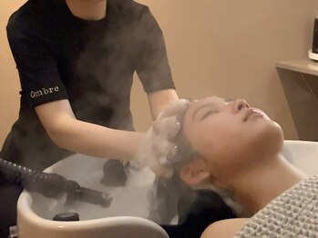 オンブル(ombre)の写真/【目元スッキリ】炭酸シャンプー×ブラシマッサージ×ホットアイマスクで眼精疲労を解消！