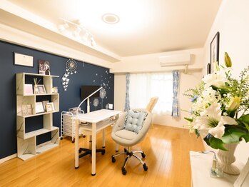 ブレンダ(BLENDA)の写真/【完全個室のプライベ-トサロン】落ち着く店内でリラックス♪デザインのお悩みなどお気軽にご相談ください!