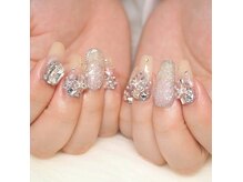 ライチャス(RAICHAS)の雰囲気（ストーンとパーツで華やかに。ブライダルにもオススメ◎）