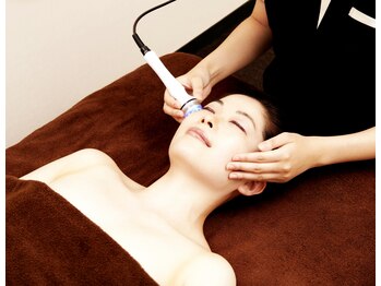 楽々整体院/新型機器ハイパーナイフ6施術