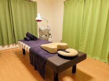 鍼灸J/O治療院の雰囲気（ベット1台の落ち着いた雰囲気です。一人一人丁寧に向き合います）