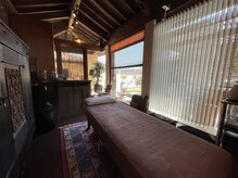 ヒーリング アンド 整体スペース 木花咲耶/ベッドが１台の可愛いサロン