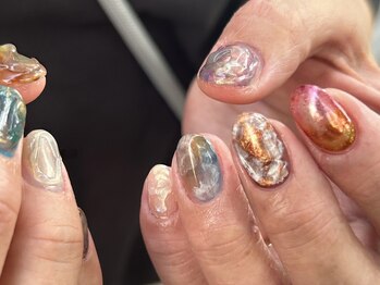 チルダ(tilde)/夏のニュアンスネイル!