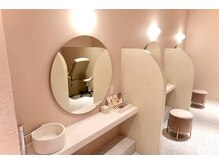 メメ バイ メルク(meme by merc)の雰囲気（アイラッシュブースでは施術後のヘアメイク直しなども可能です♪）