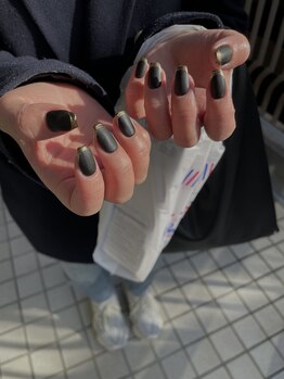 Mネイルアンドカフェ シェレステ/black×gold×matt