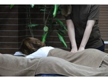 ほぐしの達人 蒲田東口駅前店の雰囲気（大きめのベッドでリラックス効果◎）