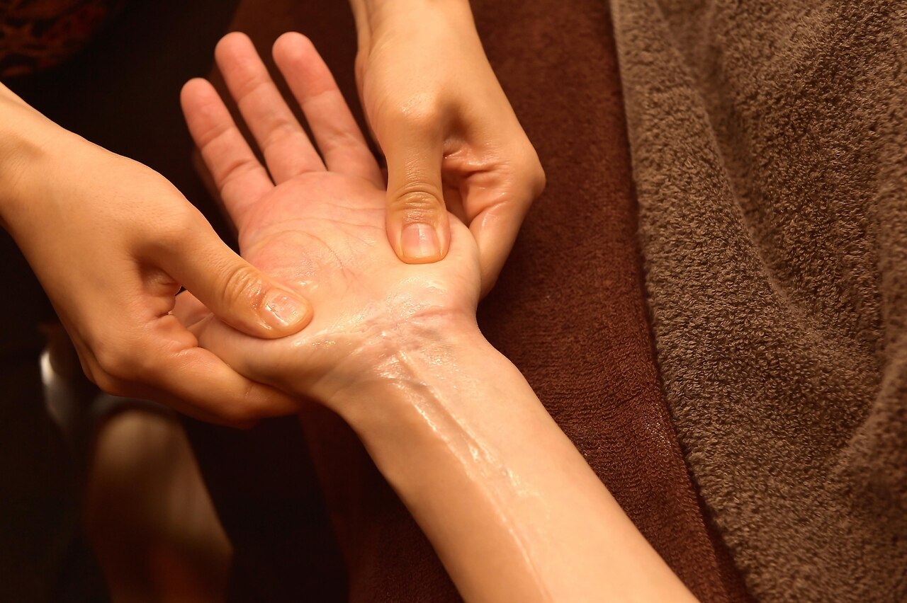 【極楽☆】リフレクソロジー+ハンド+ボディケア+ヘッド120分￥13460→￥11740