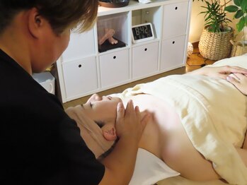 ラナロミ(LANA.Lomi)の写真/完全個室のプライベートサロン、暖かい雰囲気の店内で心も身体もリラックス。