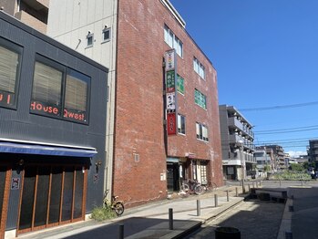 手もみ処 爽やか/外観：西友裏側、レンガ調のビル