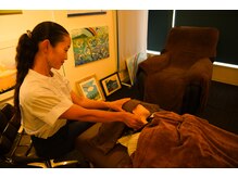 アイランド ビューティーサロン アンド スタジオ(Island Beauty Salon & Studio)の雰囲気（ハワイアンアート、南国の音楽、フレグランスに囲まれた癒し空間）