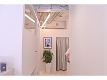 ビラ 表参道店(BILA)/高い天井とコンクリート