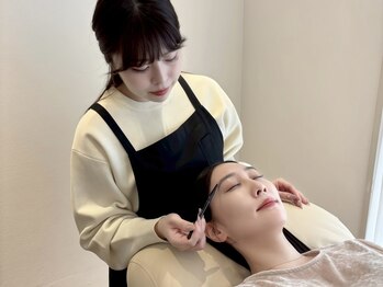 グロウ(glow)の写真/骨格・筋肉・左右差まで細かく分析し、数ミリ単位で似合わせる眉デザインをご提案。