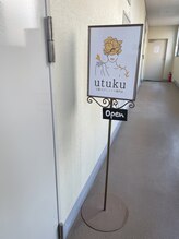 ウツク(utuku)/サロン入口に看板があります