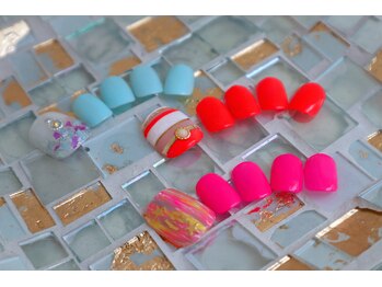 ネイルサロン ティーエイチセブン(Nail Salon TH SEVEN)の写真/お洒落なフットネイルで足元から大人可愛い私を叶える！モノトーンな大人な落ち着いた空間でリラックス♪