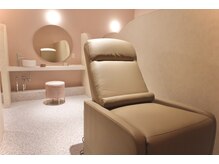 メメ バイ メルク(meme by merc)の雰囲気（半個室のリクライニングソファ施術で人目を気にせずゆったりと♪）