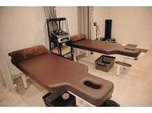 隣と仕切られている施術スペースと、全身鏡付きマットスペース◎